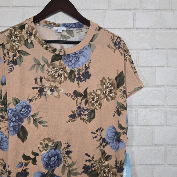 envision studio NWT floral tee - Picture 4 of 13